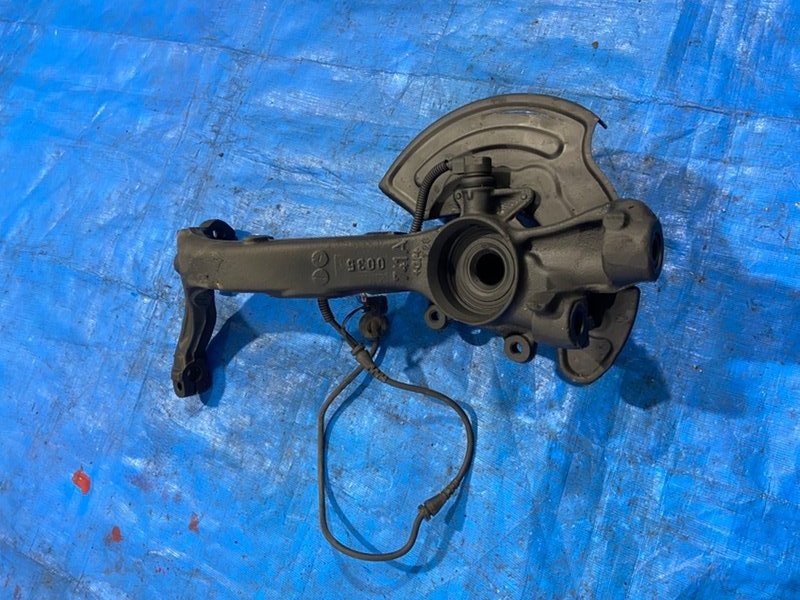 Кулак поворотный передний левый Volkswagen Passat 2003 B5 AWM 8D0407257AC контрактная