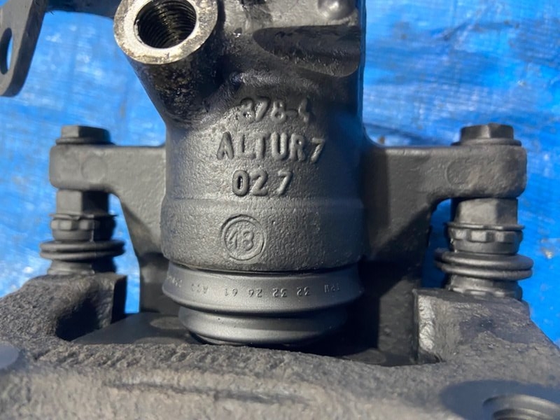 Суппорт тормозной задний правый Passat 2003 B5 AWM