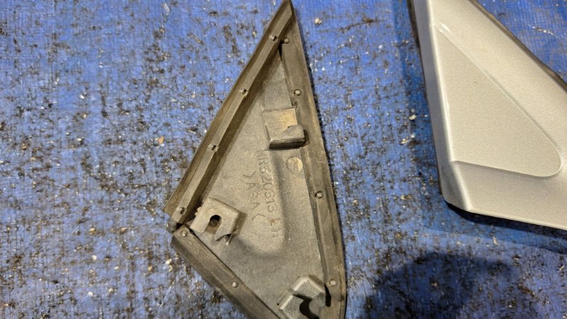 Накладка крепления зеркала передняя Lancer Cedia 2001 9 4G15