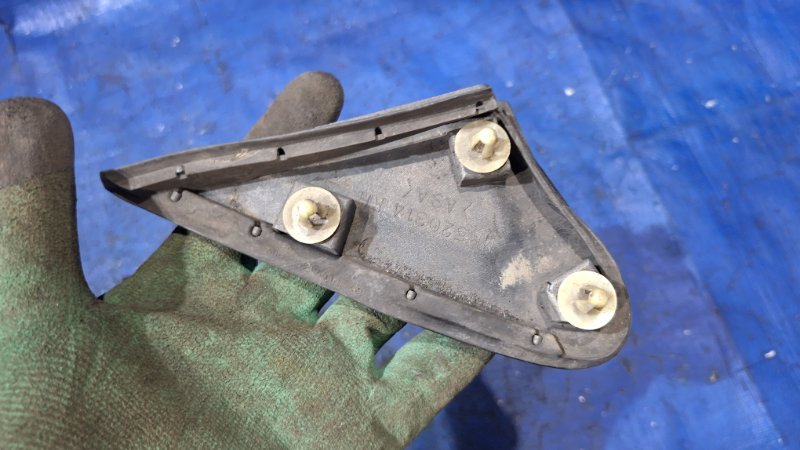 Накладка крепления зеркала передняя Lancer Cedia 2001 9 4G15