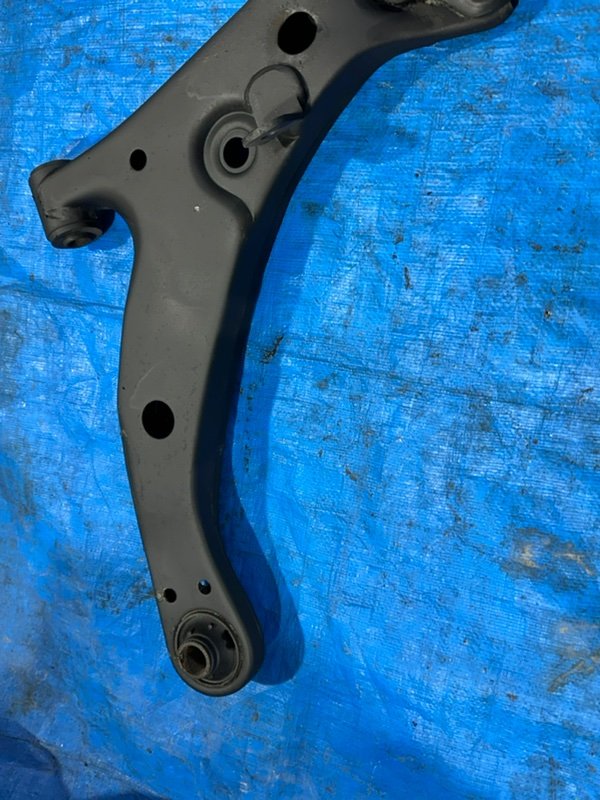 Рычаг подвески нижний передний правый Corolla 1998 AE100 5A-FE Рычаг подвески нижний передний правый Corolla 1998 AE100 5A-FE