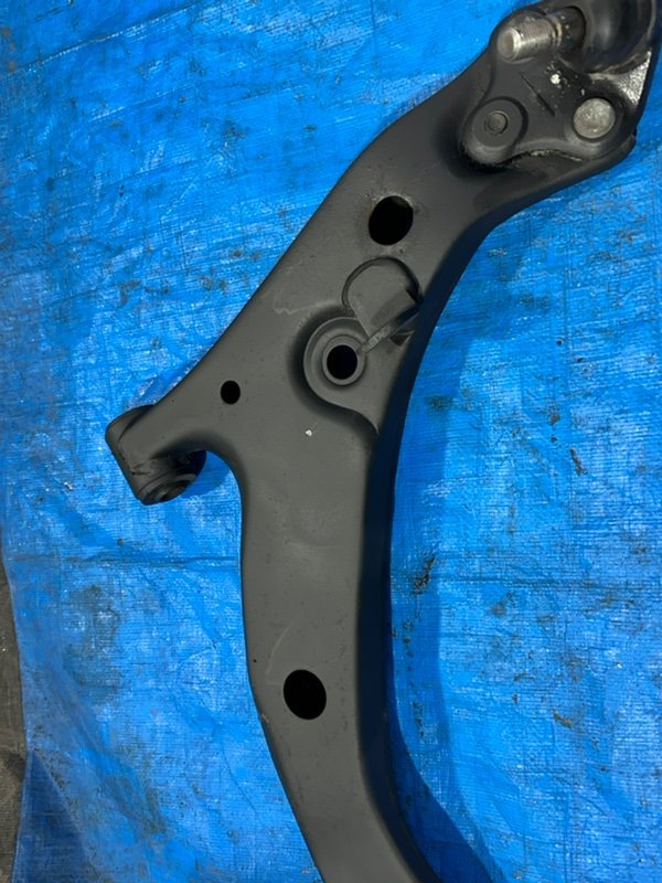 Рычаг подвески нижний передний правый Toyota Corolla AE100 5A-FE Рычаг подвески нижний передний правый Toyota Corolla AE100 5A-FE