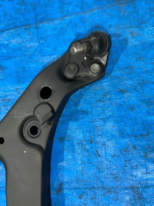 Рычаг подвески нижний передний правый Corolla 1998 AE100 5A-FE Рычаг подвески нижний передний правый Corolla 1998 AE100 5A-FE