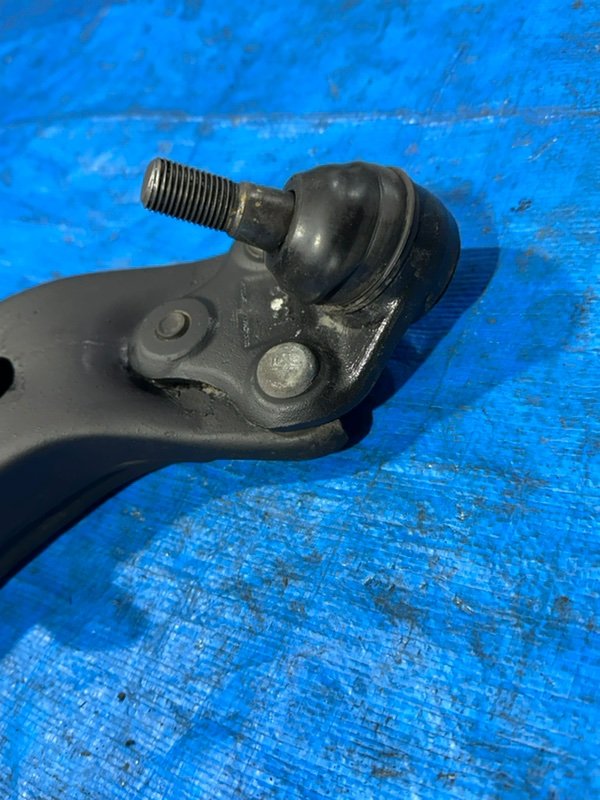 Рычаг подвески нижний передний правый Corolla 1998 AE100 5A-FE Рычаг подвески нижний передний правый Corolla 1998 AE100 5A-FE