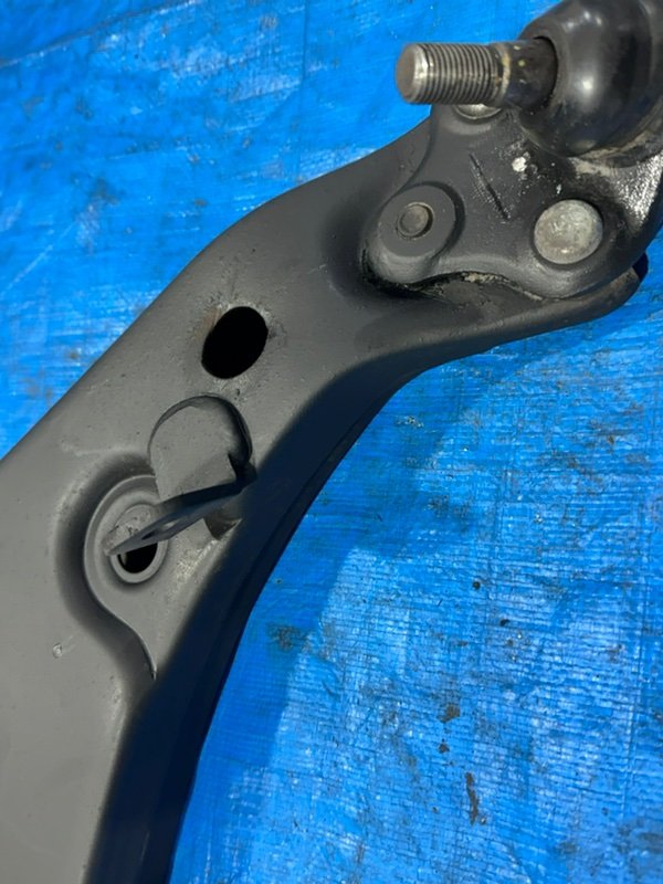 Рычаг подвески нижний передний правый Corolla 1998 AE100 5A-FE Рычаг подвески нижний передний правый Corolla 1998 AE100 5A-FE