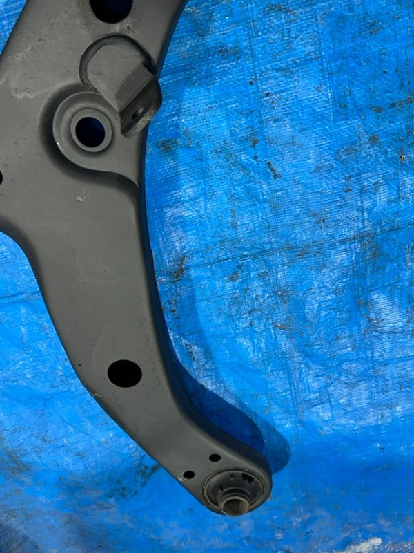 Рычаг подвески нижний передний правый Corolla 1998 AE100 5A-FE Рычаг подвески нижний передний правый Corolla 1998 AE100 5A-FE