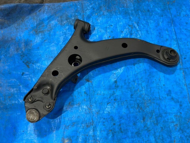 Рычаг подвески нижний передний правый Corolla 1998 AE100 5A-FE Рычаг подвески нижний передний правый Corolla 1998 AE100 5A-FE