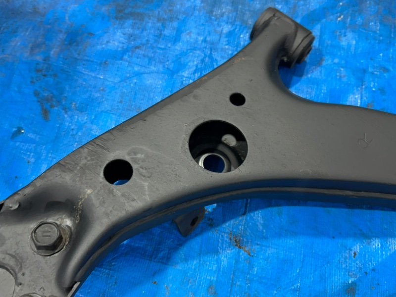 Рычаг подвески нижний передний правый Corolla 1998 AE100 5A-FE Рычаг подвески нижний передний правый Corolla 1998 AE100 5A-FE