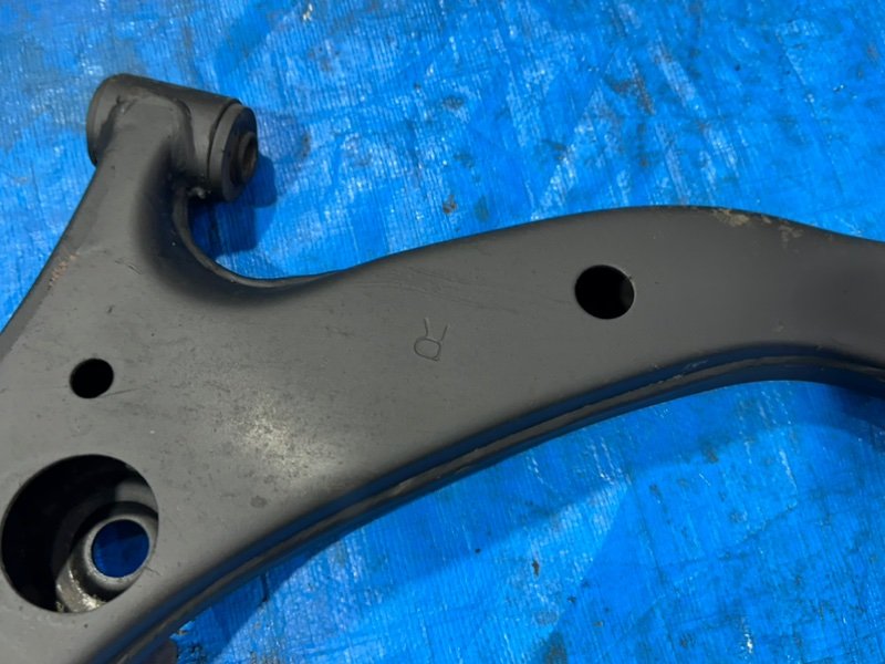 Рычаг подвески нижний передний правый Corolla 1998 AE100 5A-FE Рычаг подвески нижний передний правый Corolla 1998 AE100 5A-FE