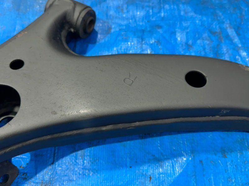 Рычаг подвески нижний передний правый Corolla 1998 AE100 5A-FE Рычаг подвески нижний передний правый Corolla 1998 AE100 5A-FE