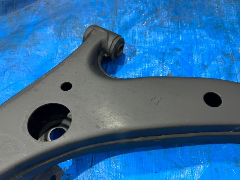 Рычаг подвески нижний передний правый Corolla 1998 AE100 5A-FE Рычаг подвески нижний передний правый Corolla 1998 AE100 5A-FE