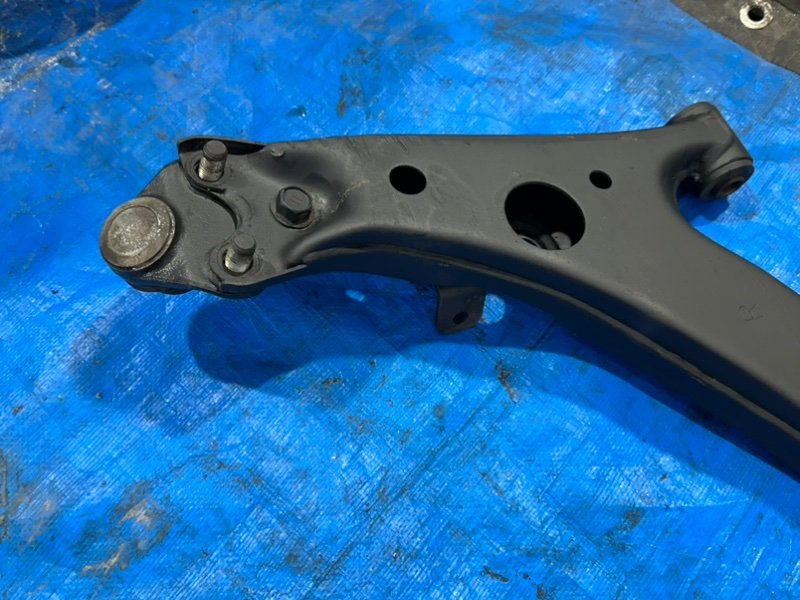 Рычаг подвески нижний передний правый Corolla 1998 AE100 5A-FE Рычаг подвески нижний передний правый Corolla 1998 AE100 5A-FE