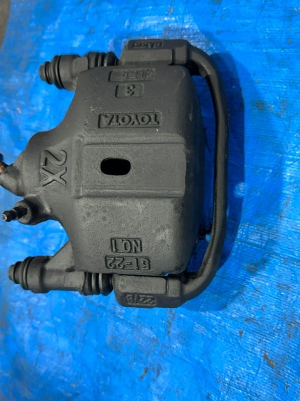 Суппорт тормозной передний правый Corolla 1998 AE100 5A-FE