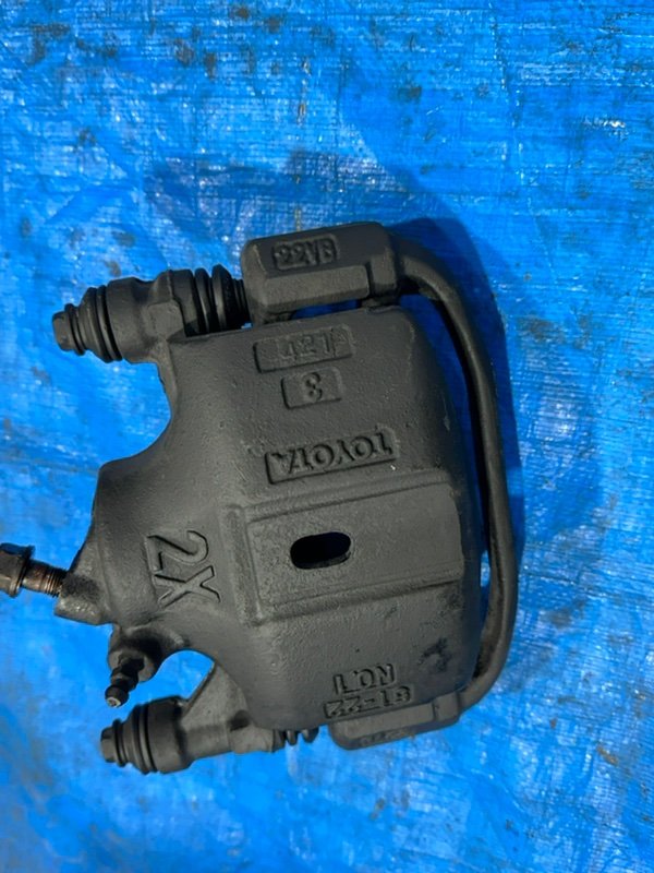 Суппорт тормозной передний правый Toyota Corolla AE100 5A-FE