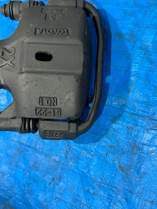 Суппорт тормозной передний правый Corolla 1998 AE100 5A-FE