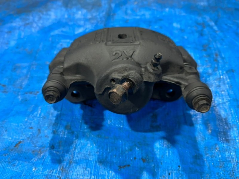 Суппорт тормозной передний правый Corolla 1998 AE100 5A-FE