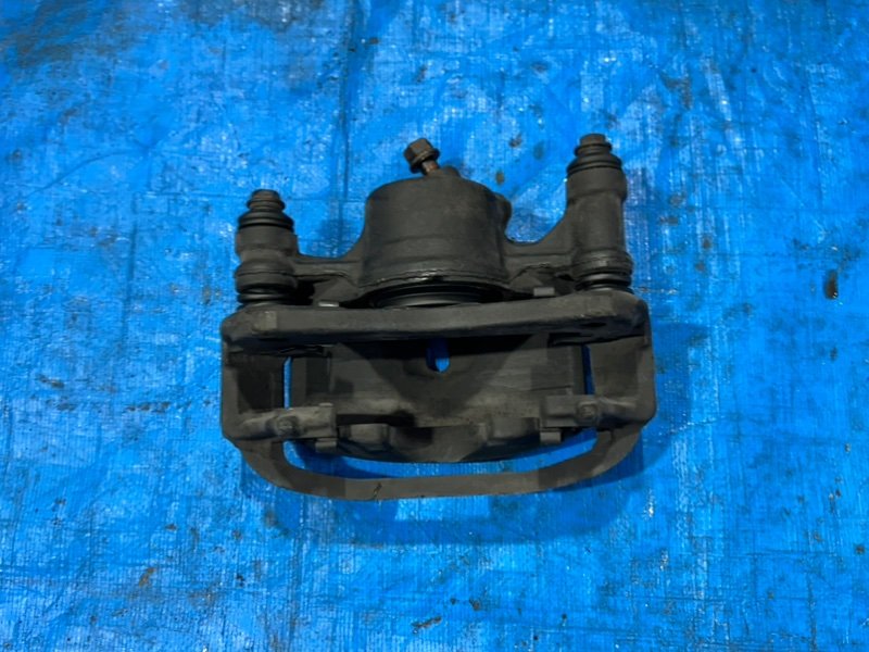 Суппорт тормозной передний правый Corolla 1998 AE100 5A-FE