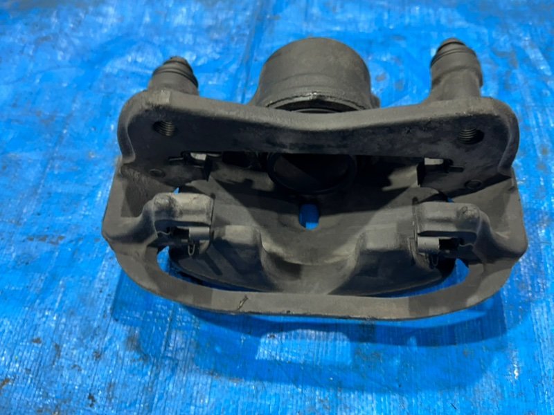 Суппорт тормозной передний правый Corolla 1998 AE100 5A-FE