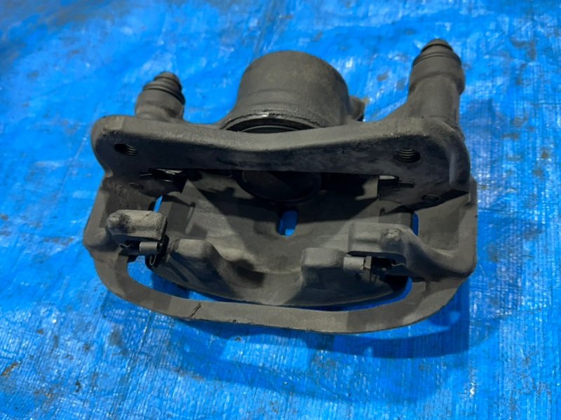 Суппорт тормозной передний правый Corolla 1998 AE100 5A-FE