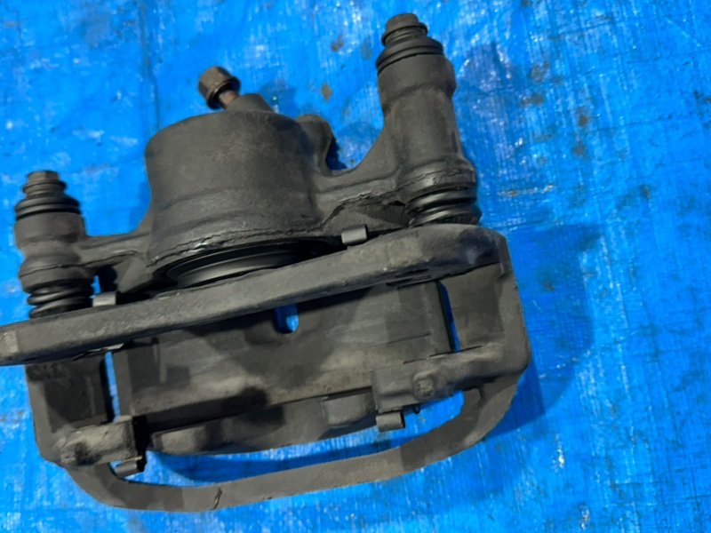 Суппорт тормозной передний правый Corolla 1998 AE100 5A-FE