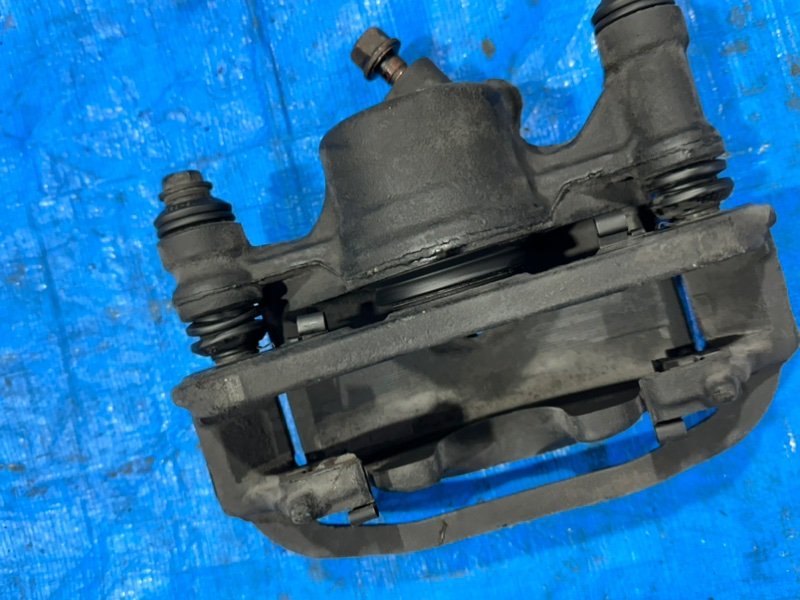 Суппорт тормозной передний правый Corolla 1998 AE100 5A-FE