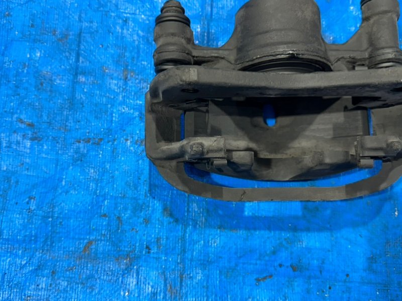 Суппорт тормозной передний правый Corolla 1998 AE100 5A-FE