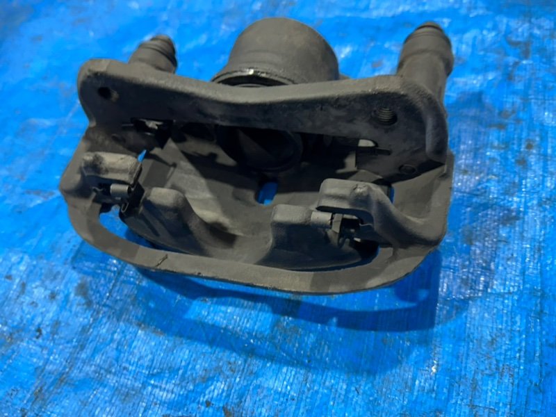 Суппорт тормозной передний правый Corolla 1998 AE100 5A-FE