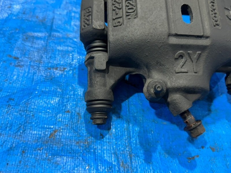 Суппорт тормозной передний левый Corolla 1998 AE100 5A-FE