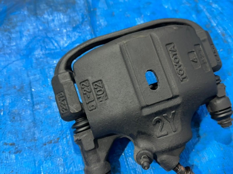 Суппорт тормозной передний левый Corolla 1998 AE100 5A-FE