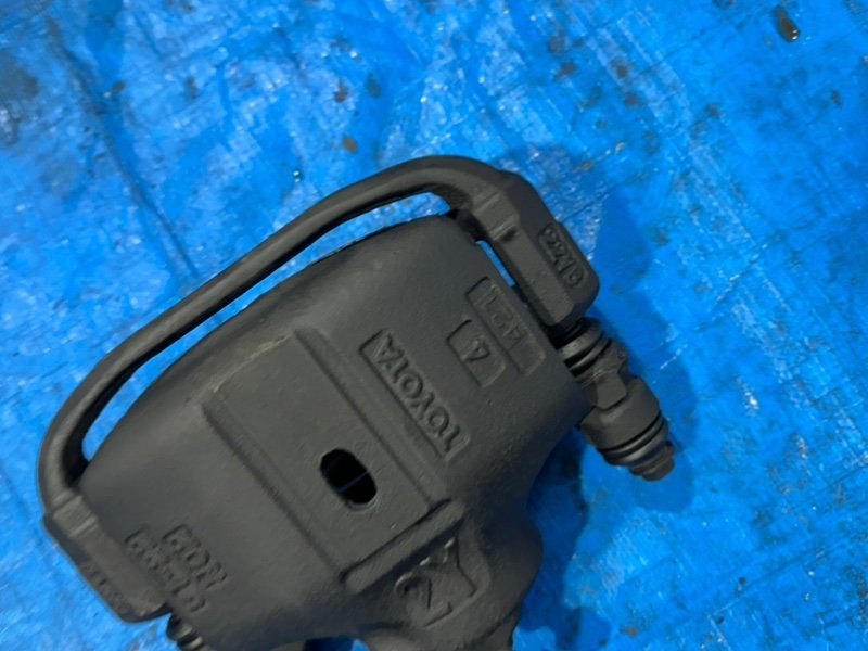 Суппорт тормозной передний левый Corolla 1998 AE100 5A-FE