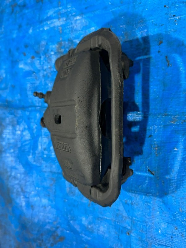 Суппорт тормозной передний левый Corolla 1998 AE100 5A-FE