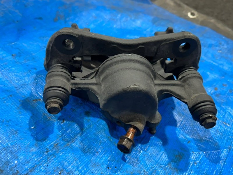 Суппорт тормозной передний левый Corolla 1998 AE100 5A-FE