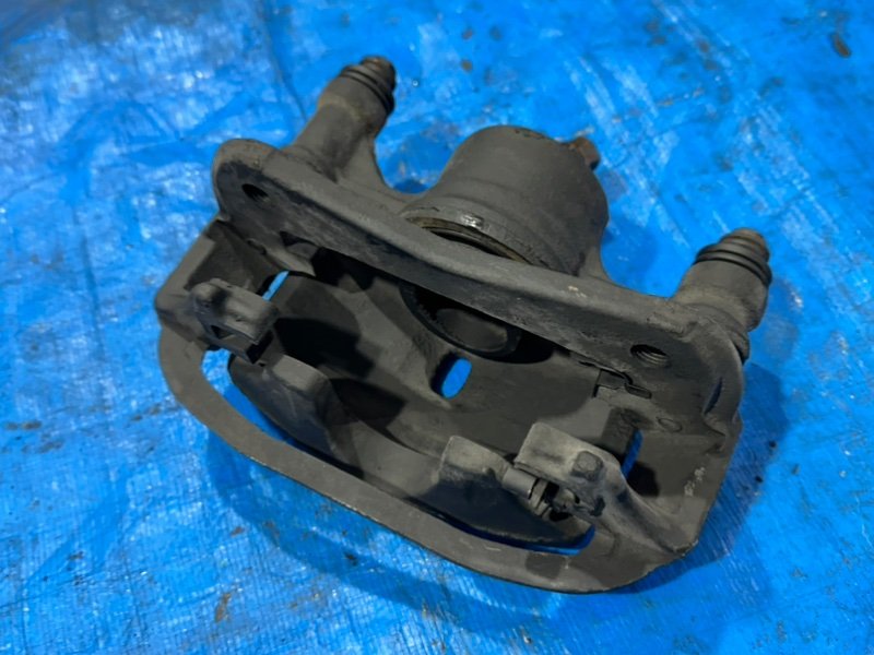 Суппорт тормозной передний левый Corolla 1998 AE100 5A-FE