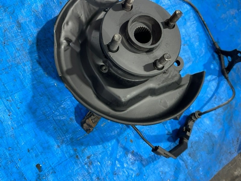 Ступица с поворотным кулаком передняя левая Corolla 1998 AE100 5A-FE Ступица с поворотным кулаком передняя левая Corolla 1998 AE100 5A-FE