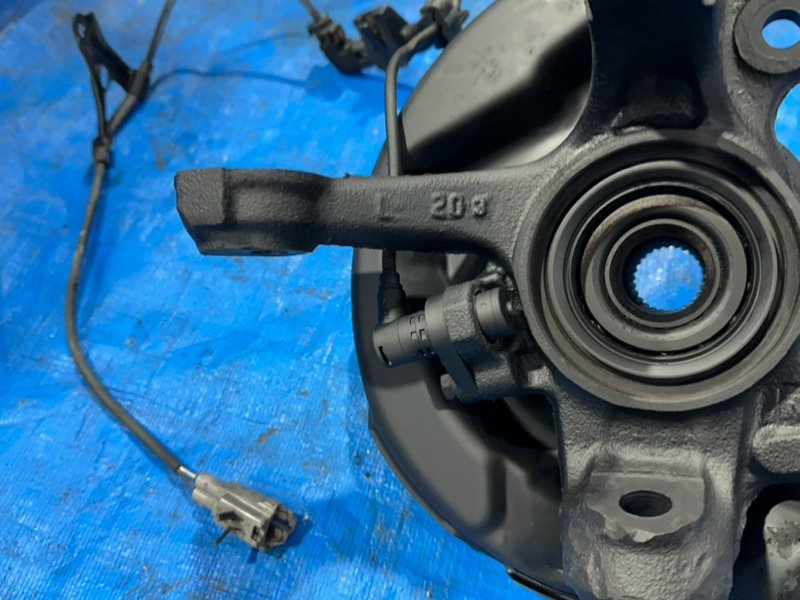 Ступица с поворотным кулаком передняя левая Corolla 1998 AE100 5A-FE Ступица с поворотным кулаком передняя левая Corolla 1998 AE100 5A-FE