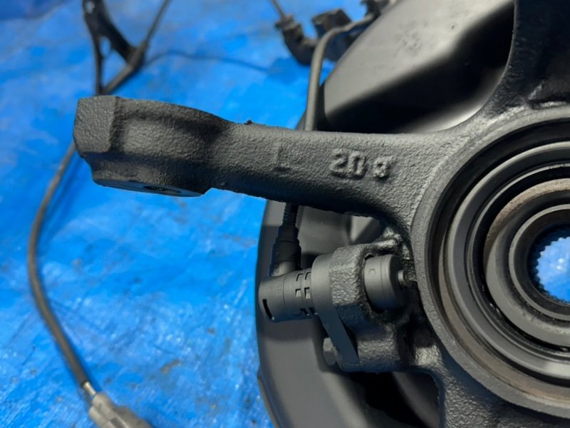 Ступица с поворотным кулаком передняя левая Corolla 1998 AE100 5A-FE Ступица с поворотным кулаком передняя левая Corolla 1998 AE100 5A-FE