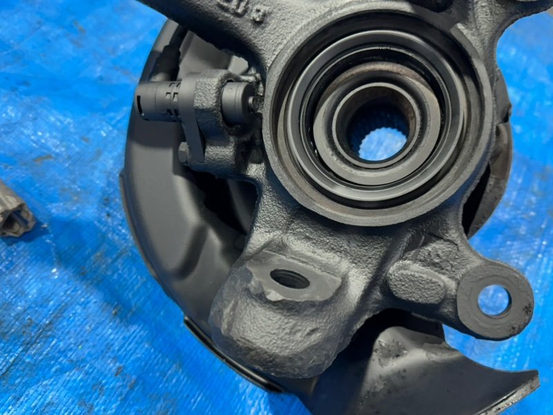 Ступица с поворотным кулаком передняя левая Corolla 1998 AE100 5A-FE Ступица с поворотным кулаком передняя левая Corolla 1998 AE100 5A-FE