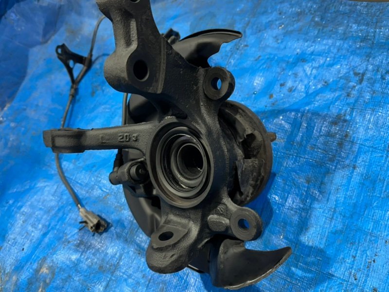 Ступица с поворотным кулаком передняя левая Corolla 1998 AE100 5A-FE Ступица с поворотным кулаком передняя левая Corolla 1998 AE100 5A-FE