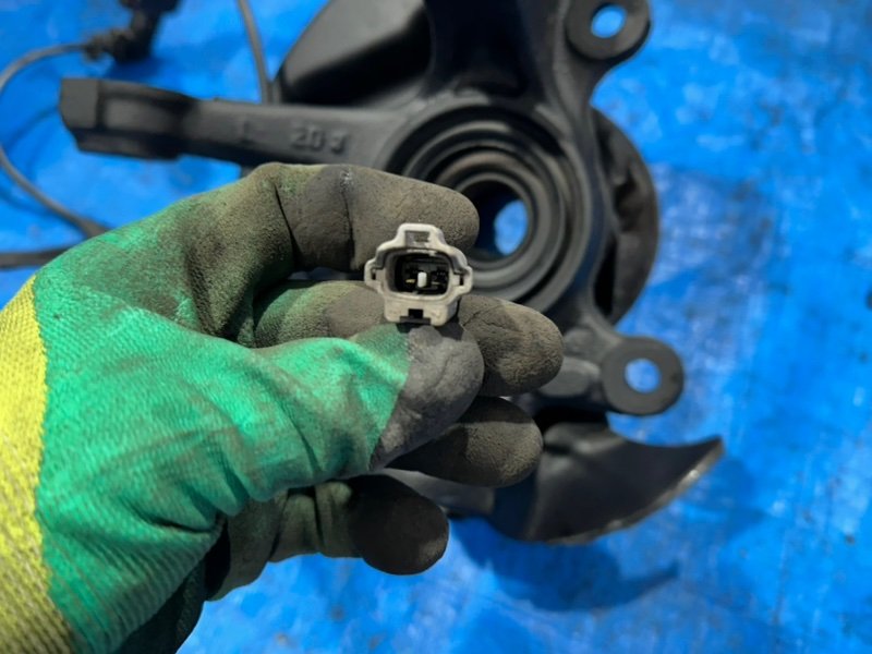 Ступица с поворотным кулаком передняя левая Corolla 1998 AE100 5A-FE Ступица с поворотным кулаком передняя левая Corolla 1998 AE100 5A-FE