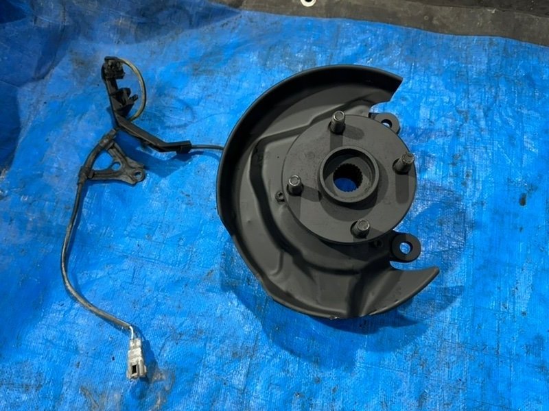 Ступица с поворотным кулаком передняя правая Toyota Corolla 1998 AE100 5A-FE 4321112300 контрактная