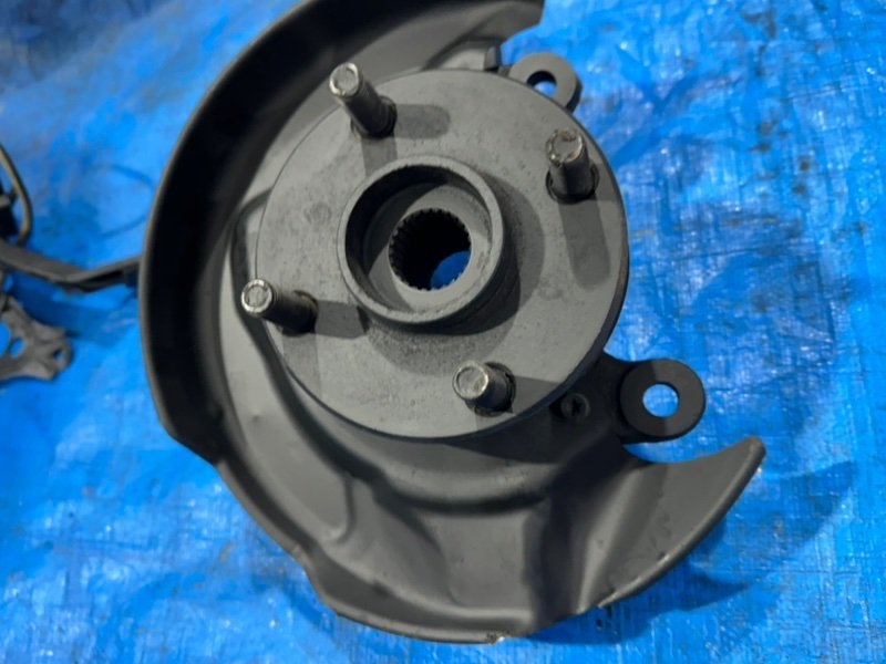 Ступица с поворотным кулаком передняя правая Toyota Corolla AE100 5A-FE