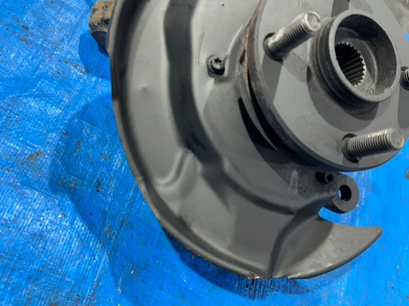 Ступица с поворотным кулаком передняя правая Corolla 1998 AE100 5A-FE