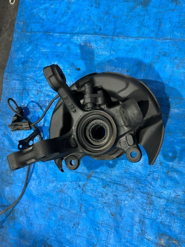 Ступица с поворотным кулаком передняя правая Corolla 1998 AE100 5A-FE