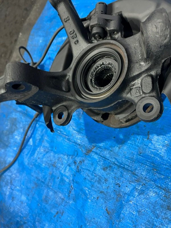 Ступица с поворотным кулаком передняя правая Corolla 1998 AE100 5A-FE