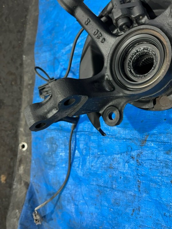 Ступица с поворотным кулаком передняя правая Corolla 1998 AE100 5A-FE