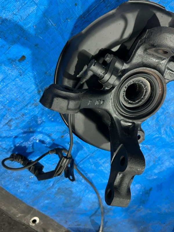 Ступица с поворотным кулаком передняя правая Corolla 1998 AE100 5A-FE