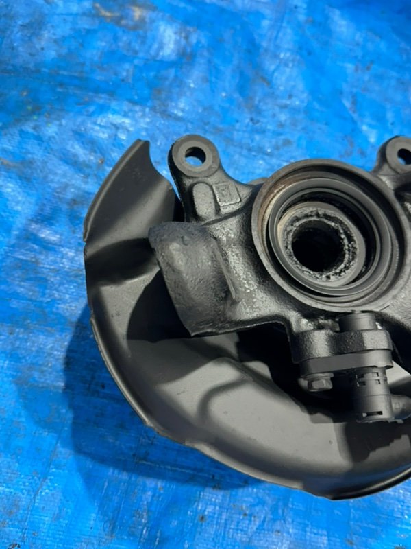 Ступица с поворотным кулаком передняя правая Corolla 1998 AE100 5A-FE