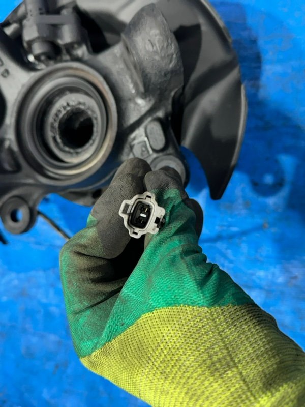 Ступица с поворотным кулаком передняя правая Corolla 1998 AE100 5A-FE