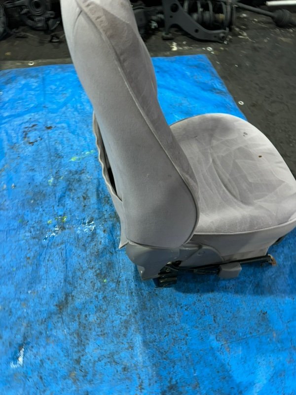 Сиденье переднее левое Platz 2001 SCP11 1SZFE Сиденье переднее левое Platz 2001 SCP11 1SZFE