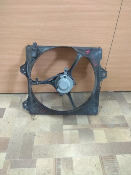 Диффузор радиатора Toyota Caldina AT211 правый